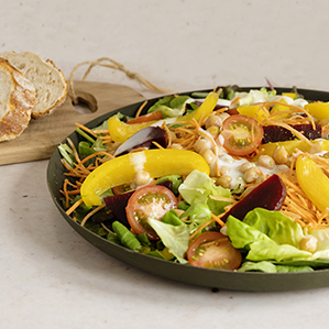 Kleurrijke salade met wortel, biet en een Goudse kaas dressing