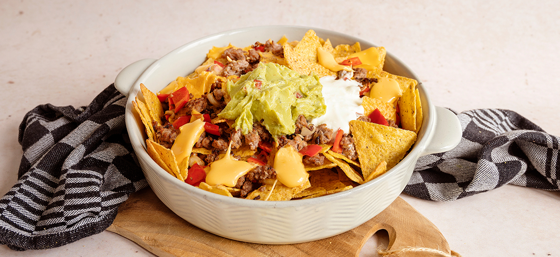 Nacho’s met gehakt, paprika, cheddar kaas, guacamole en zure room