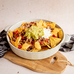 Nacho’s met gehakt, paprika, cheddar kaas, guacamole en zure room