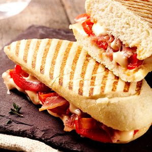 Panini met parmaham, paprika en gerijpte kaas