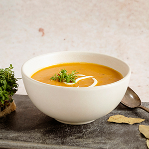 Pompoensoep met een topping van romige brie