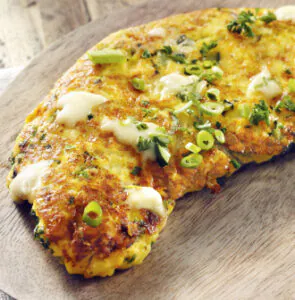 Rijkgevulde kaasomelet met groenten