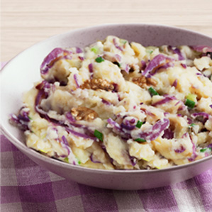 Rode kool stamppot met appel, walnoten en brie