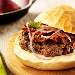 Runderburger met brie en paddenstoelen-tapenade
