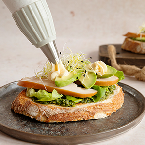 Zuurdesembroodje met gerookte kip, avocado, gerijpte kaas en kiemgroenten