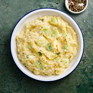 Spruitjesstamppot met appel en blauwe kaas