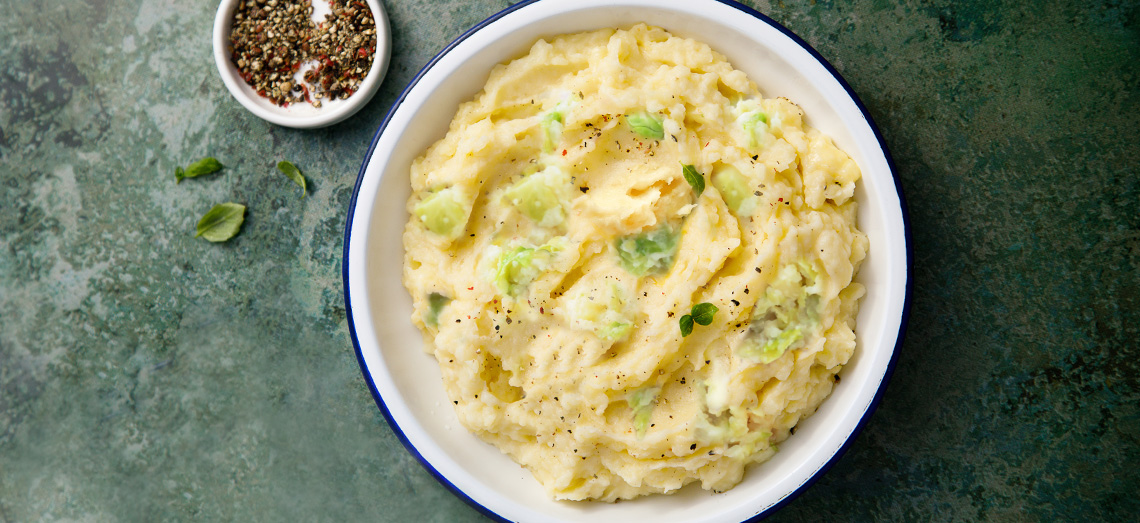 Spruitjesstamppot met appel en blauwe kaas