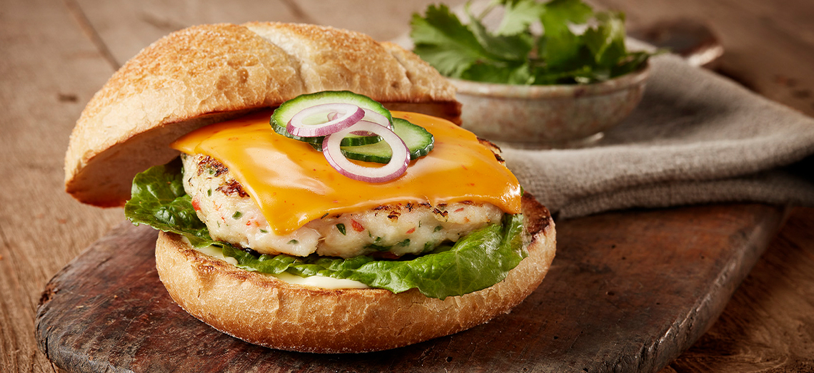 Thaise scampiburger met plakjes cheddar met sambal