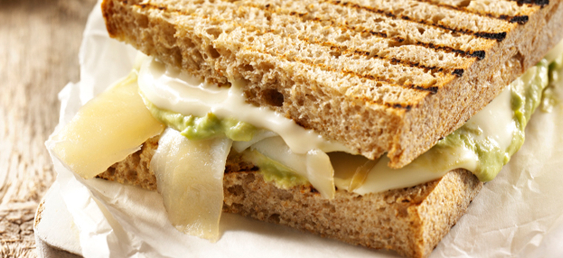 Tosti met gesmolten Goudse kaas, heilbot en guacamole