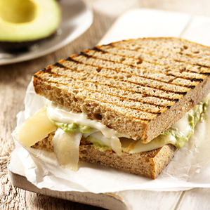 Tosti met gesmolten Goudse kaas, heilbot en guacamole