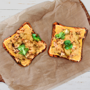 Tuna melt met plakjes cheddar