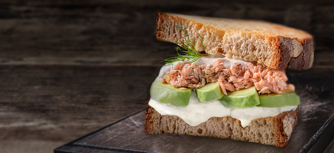 Zalm club met magere Goudse kaas en avocado