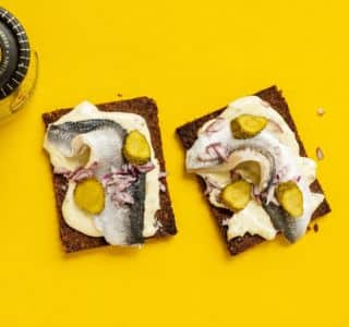Roggebrood met haring en ERU Augurk