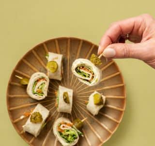 Wraprolletjes met kipfilet, komkommer en ERU Augurk