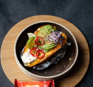 Gepofte zoete aardappel met ERU Slices Cheddar Sambal